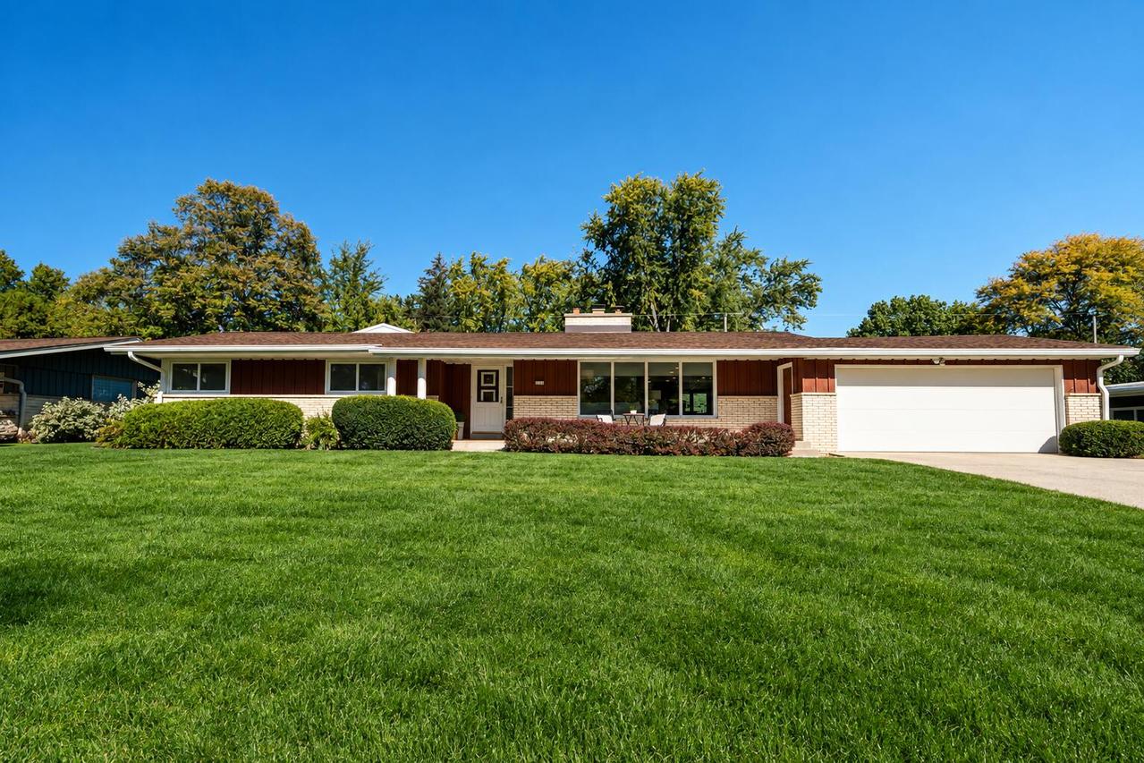 2240 W Greenwood Rd, Glendale, WI 53209