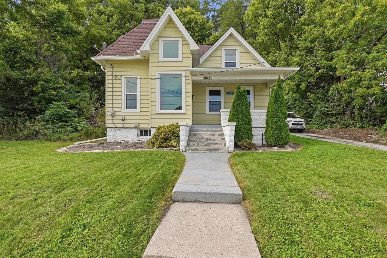 634 E North St, Waukesha, WI 53188