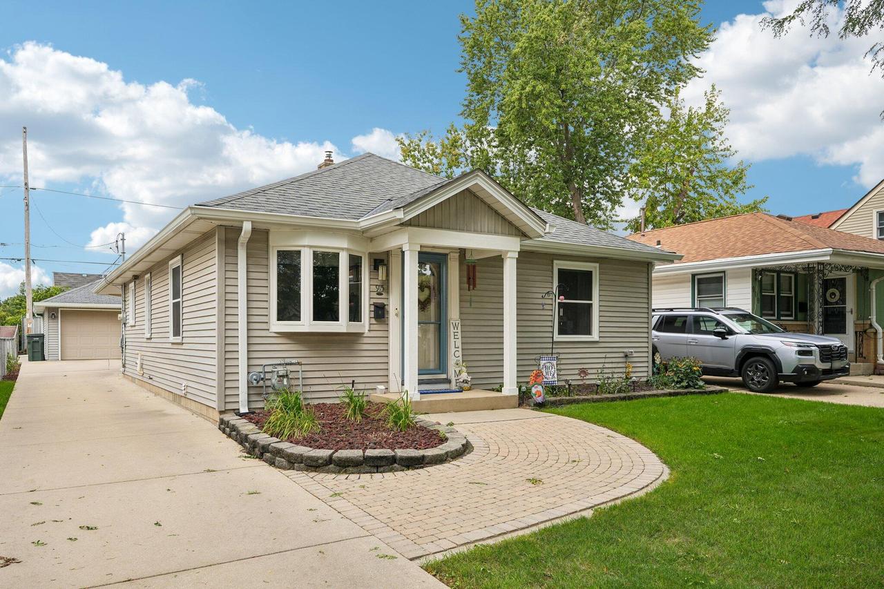 915 S 91st St, West Allis, WI 53214