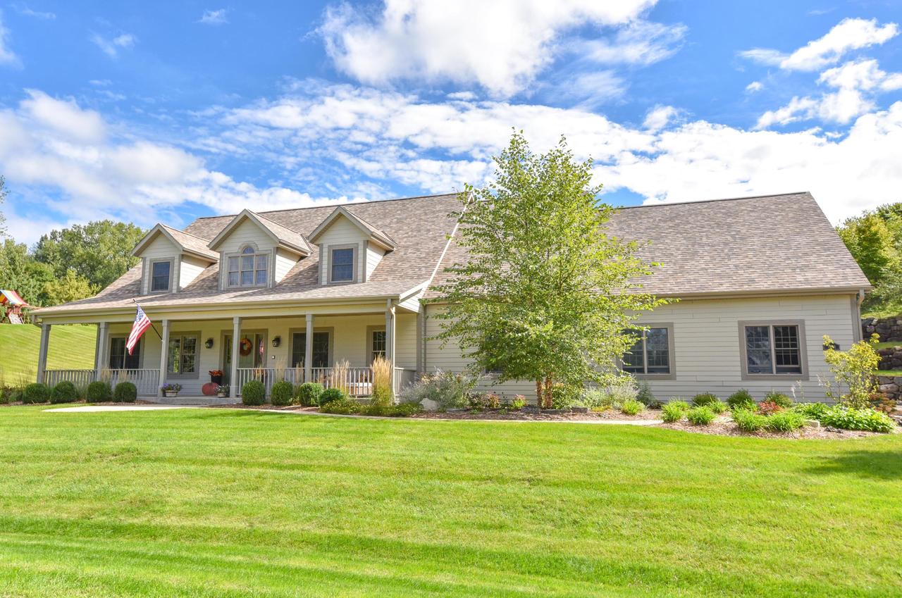 3006 Old Oak Rd, Hartford, WI 53027