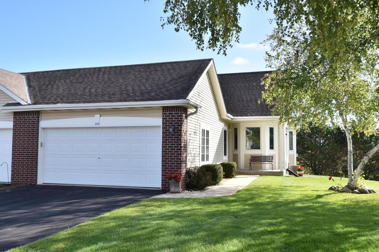 972 Niagara Ct, Port Washington, WI 53074