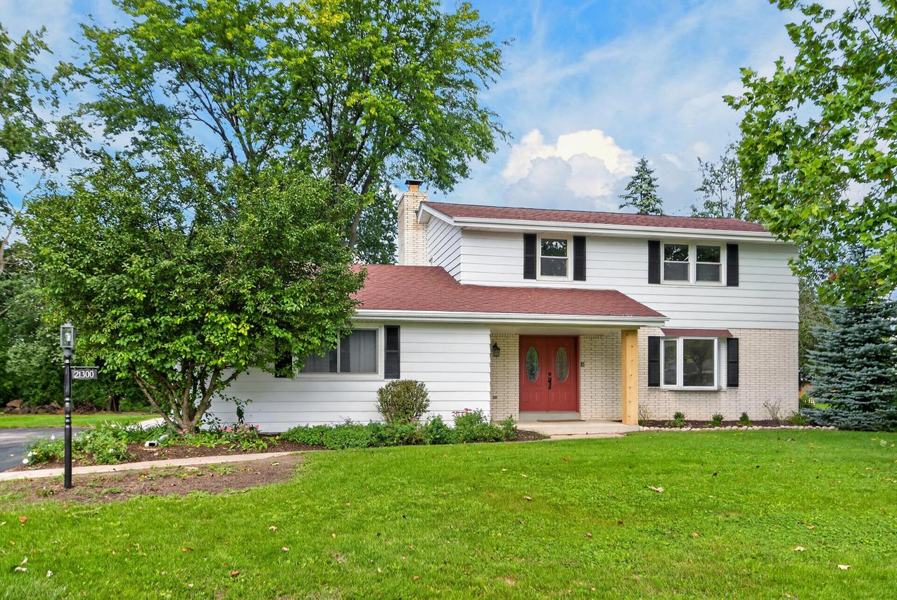 21300 Astolat Dr, Brookfield, WI 53045