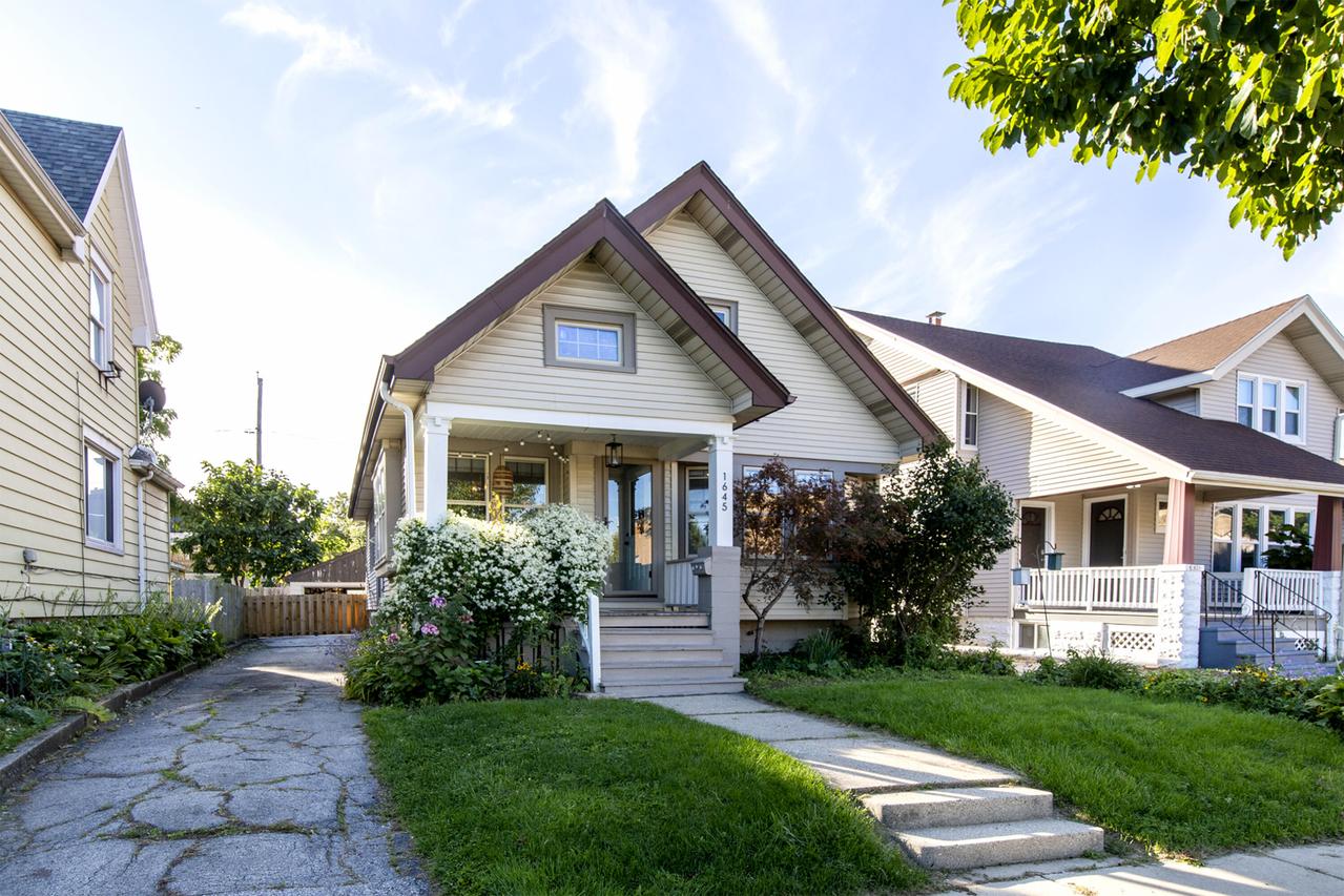 1645 S 79th St, West Allis, WI 53214