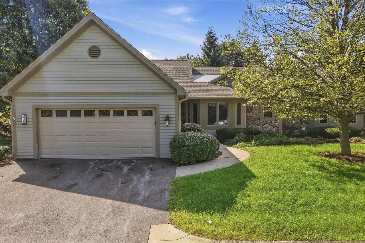 315 Oak Ridge, Hartland, WI 53029