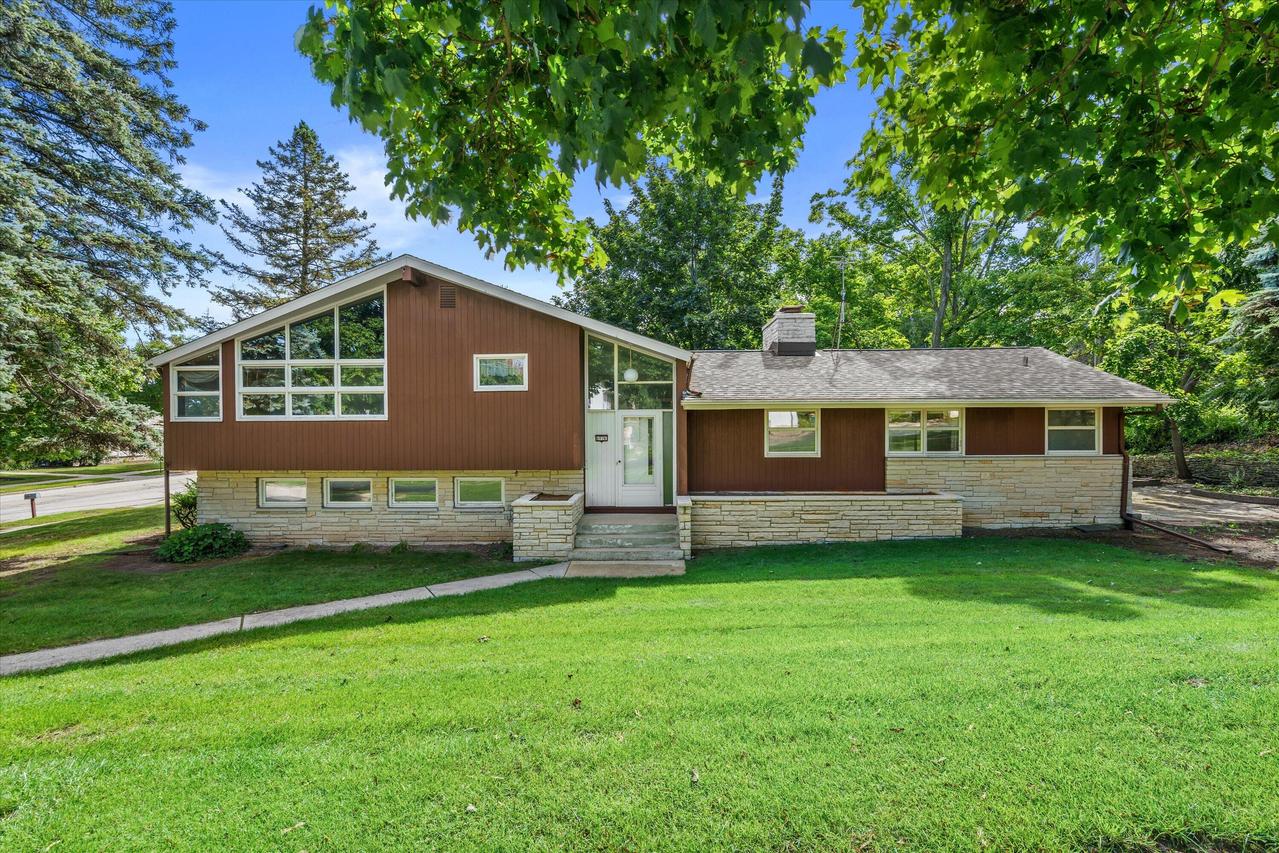 607 W Decorah Rd, West Bend, WI 53095