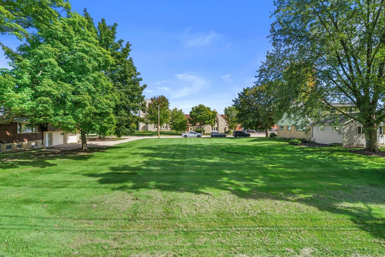 810 S 6th Ave, West Bend, WI 53095