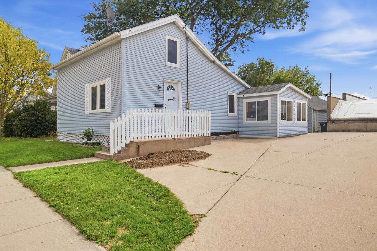 29 E State St, Hartford, WI 53027