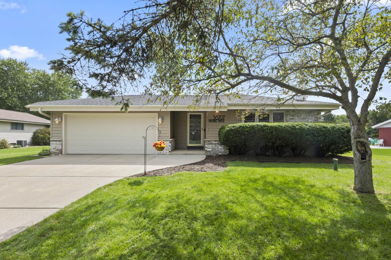 36707 Prairie Dr, Summit, WI 53066