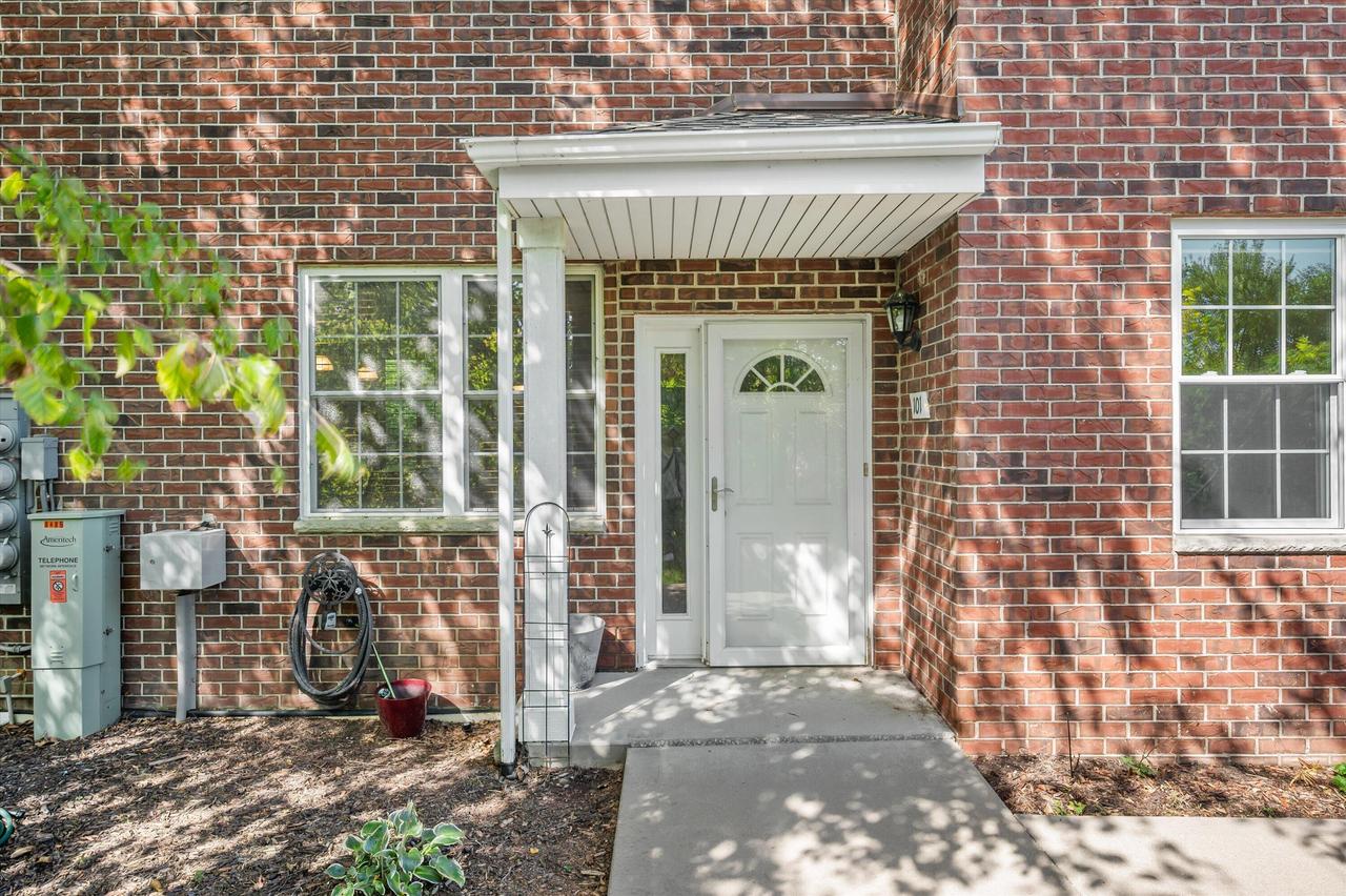 8485 S Ashbury Ln #101, Oak Creek, WI 53154