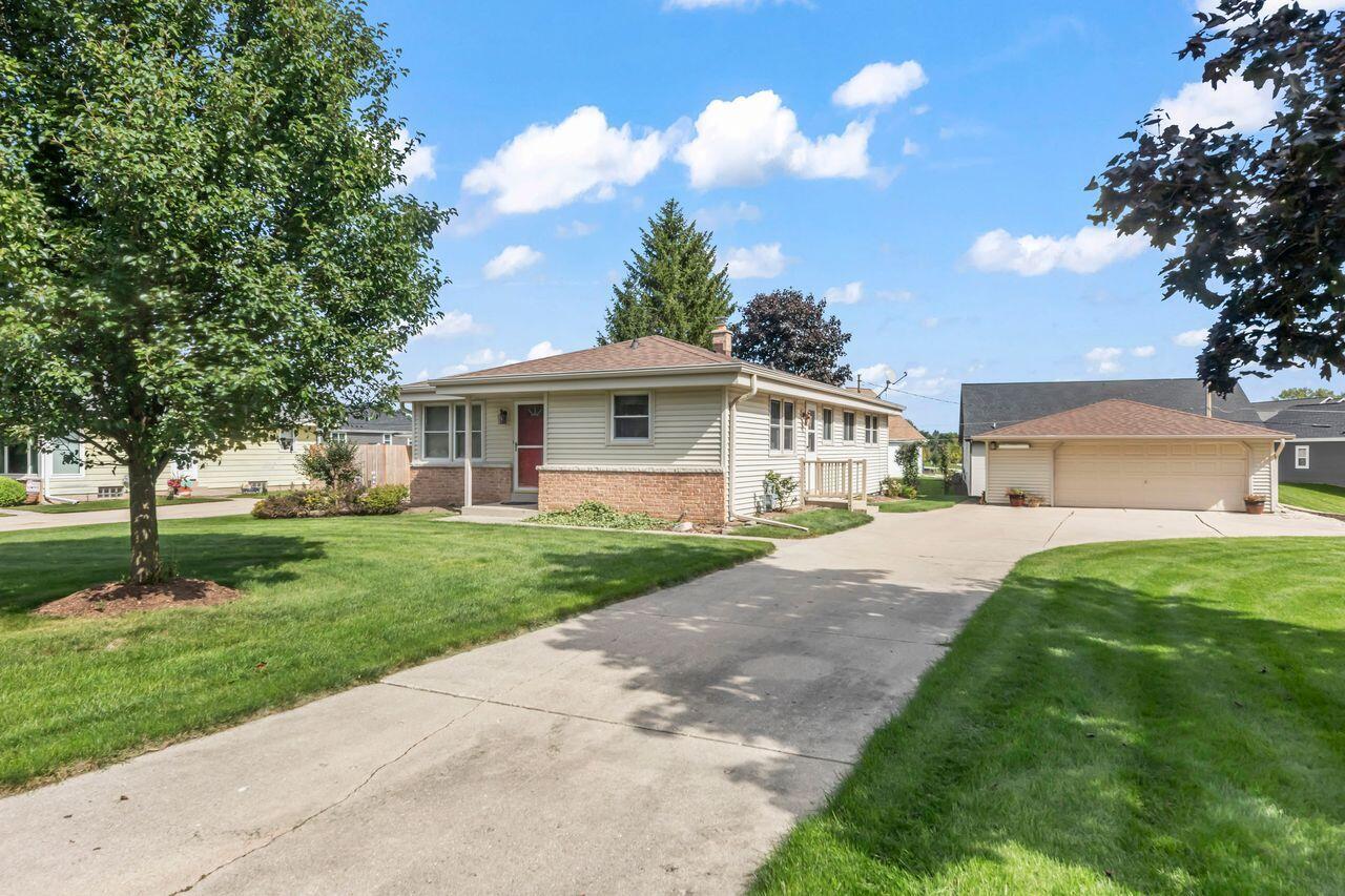 314 Sunset Dr, Pewaukee, WI 53072