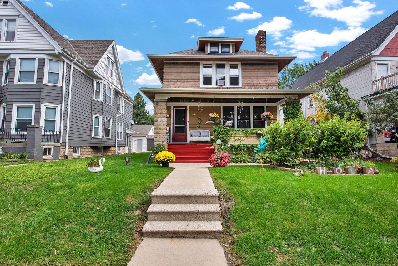 1574 S 77 St, West Allis, WI 53214