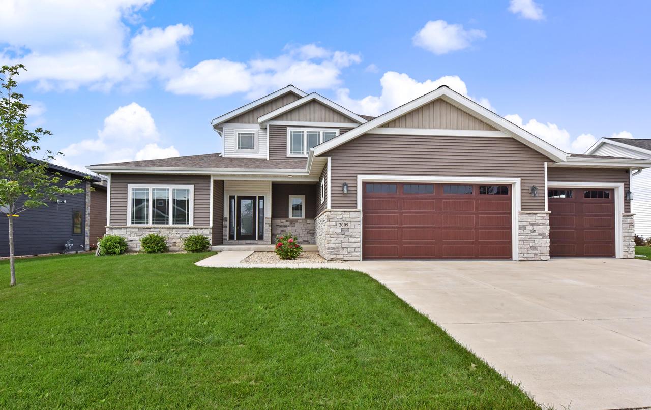 2009 Paris Ln, Cottage Grove, WI 53527