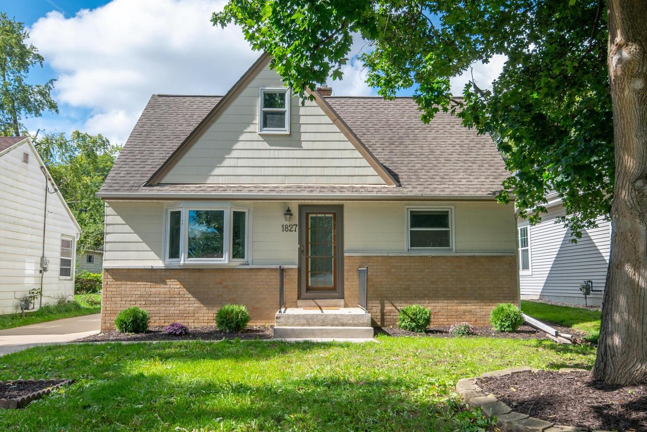 1827 N 117th St, Wauwatosa, WI 53226