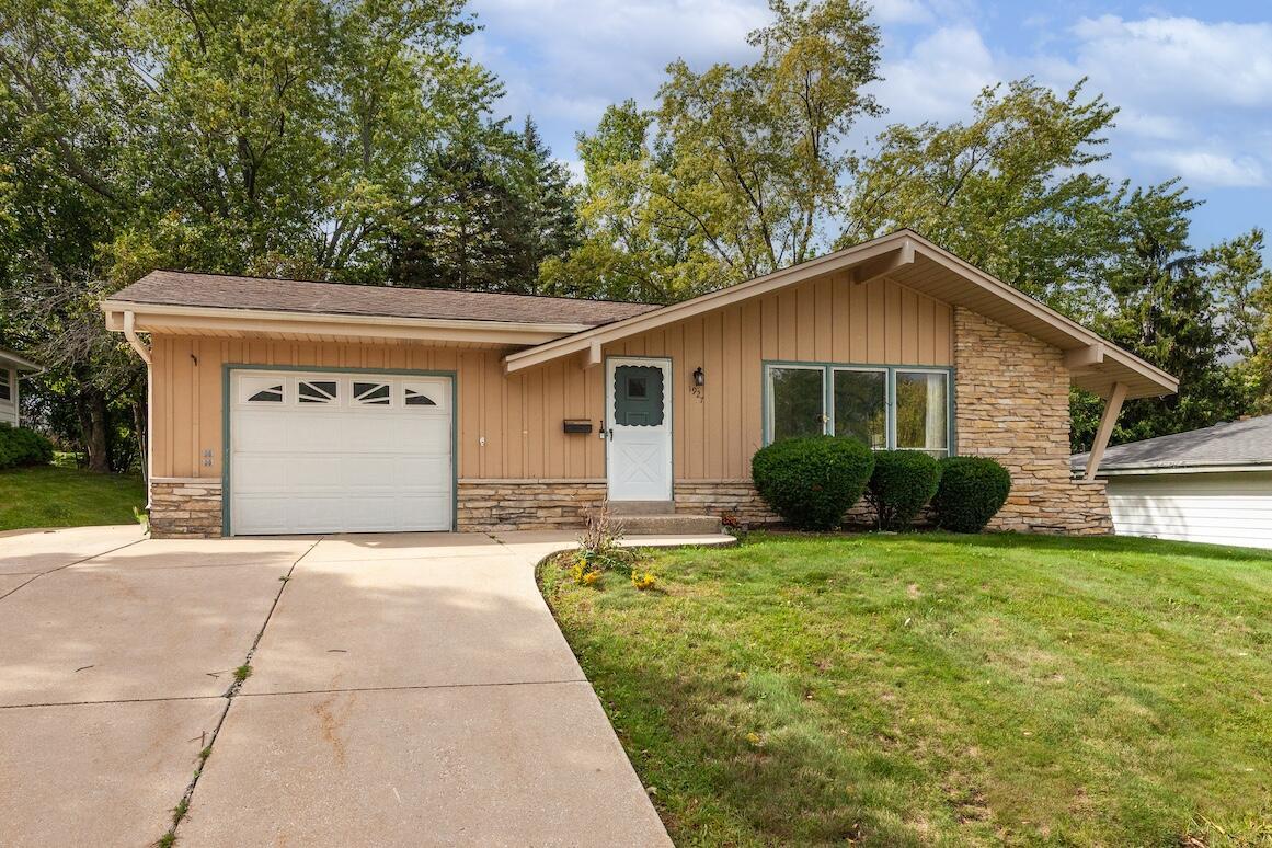 1927 Michigan Ave, Waukesha, WI 53188