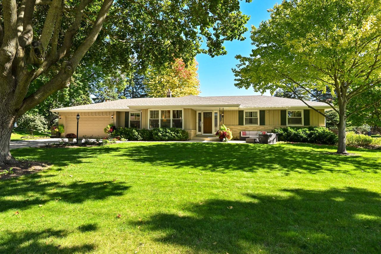 3640 Dominic Dr, Brookfield, WI 53045