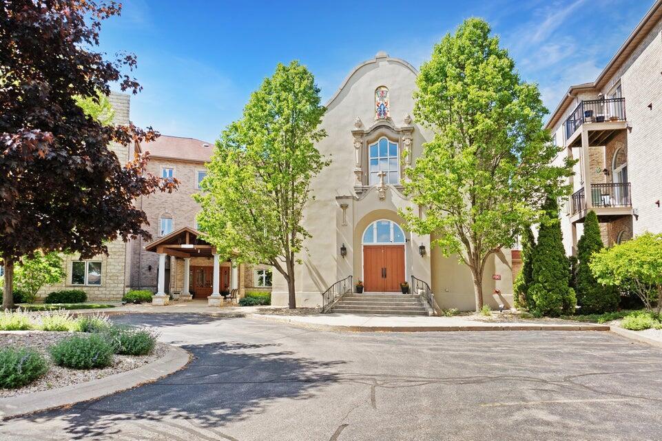 N51W34835 Wisconsin Ave #102, Oconomowoc, WI 53069