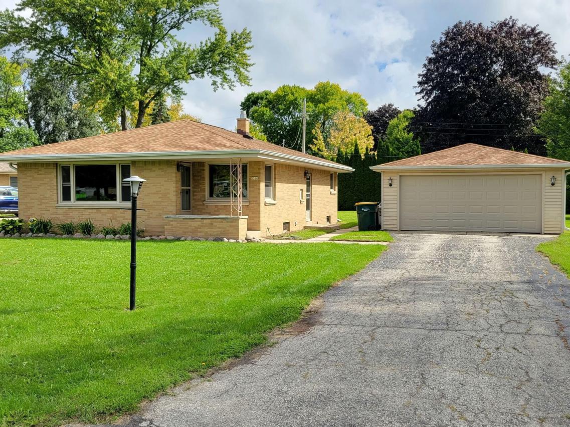 5310 S 115th St, Hales Corners, WI 53130