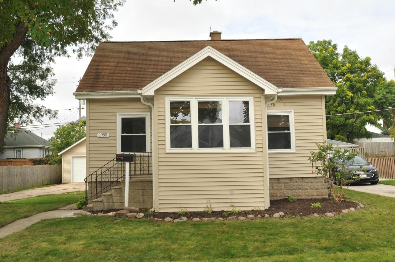 1955 S 91st St, West Allis, WI 53227