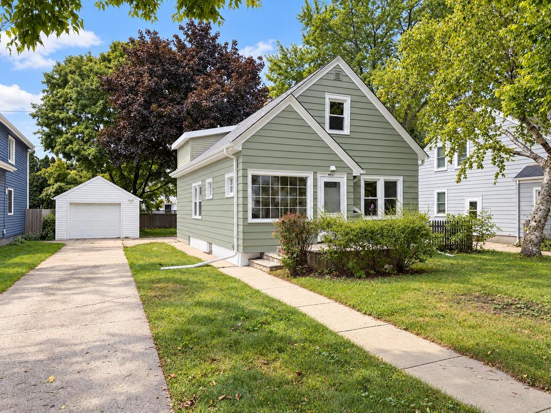 4937 N Hollywood Ave, Whitefish Bay, WI 53217
