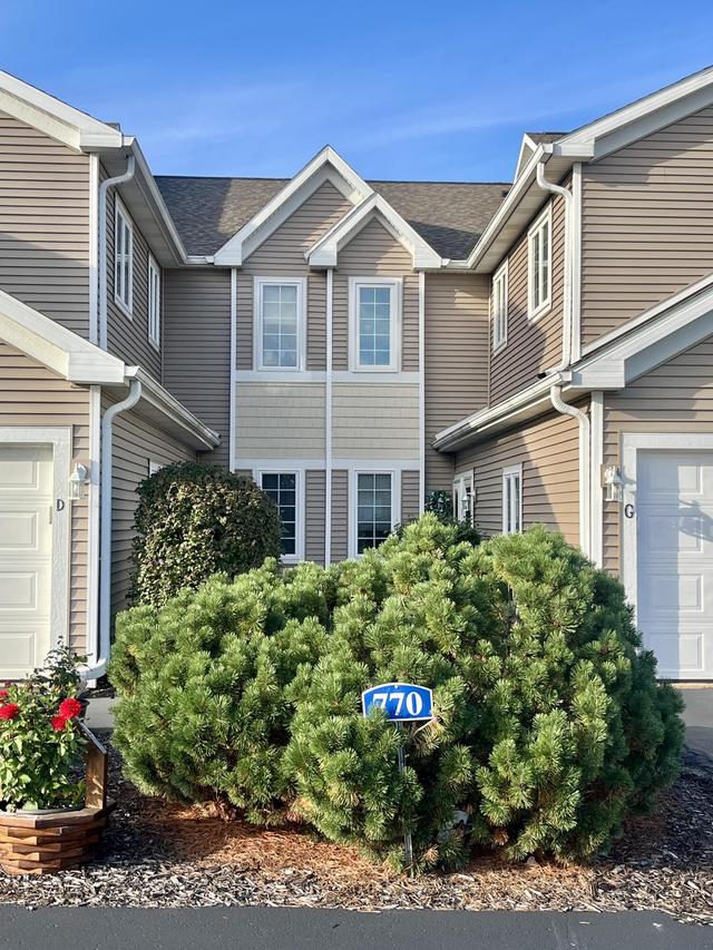 770 Bridlewood Dr #6103E, Hartford, WI 53027