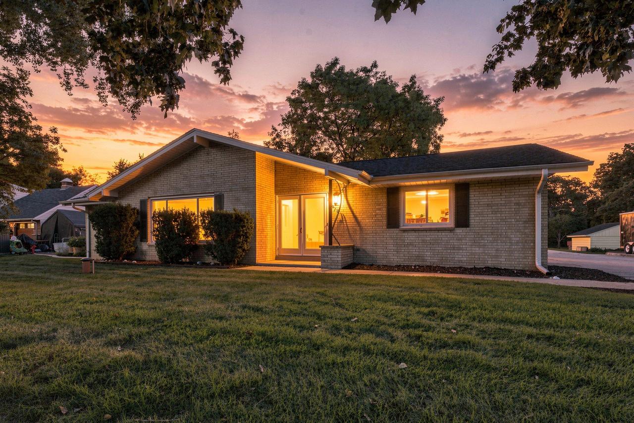 3920 N Fiebrantz Dr, Brookfield, WI 53005