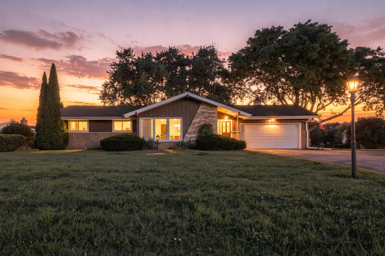 3735 San Fernando Dr, Brookfield, WI 53045