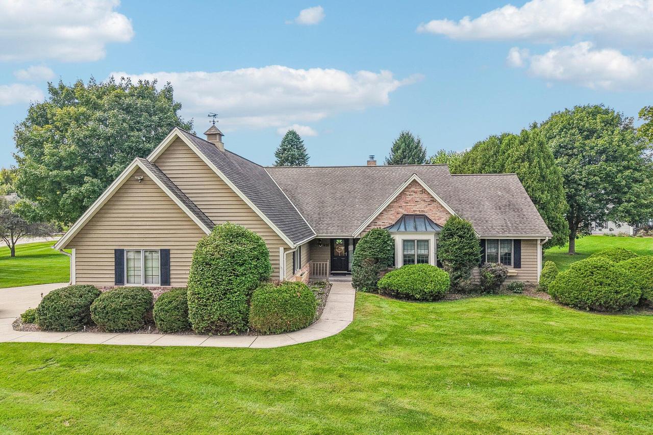 435 Nickelby Ct, Delafield, WI 53018