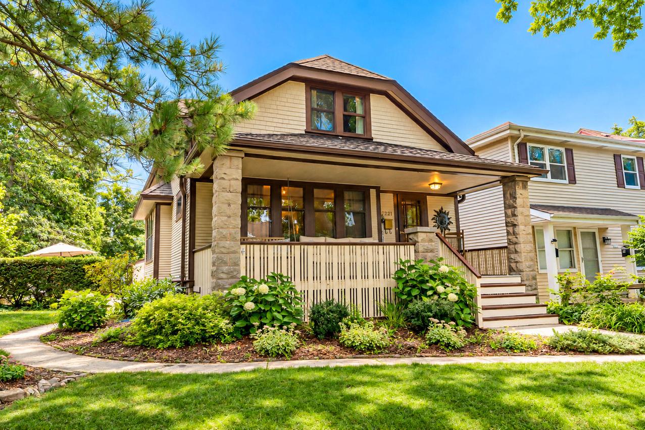2221 S 79th St, West Allis, WI 53219