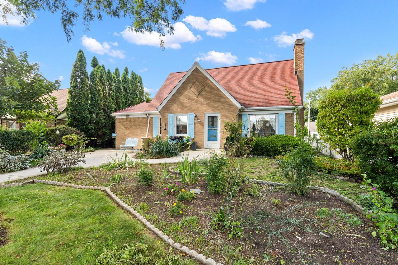 2141 S 105th St, West Allis, WI 53227