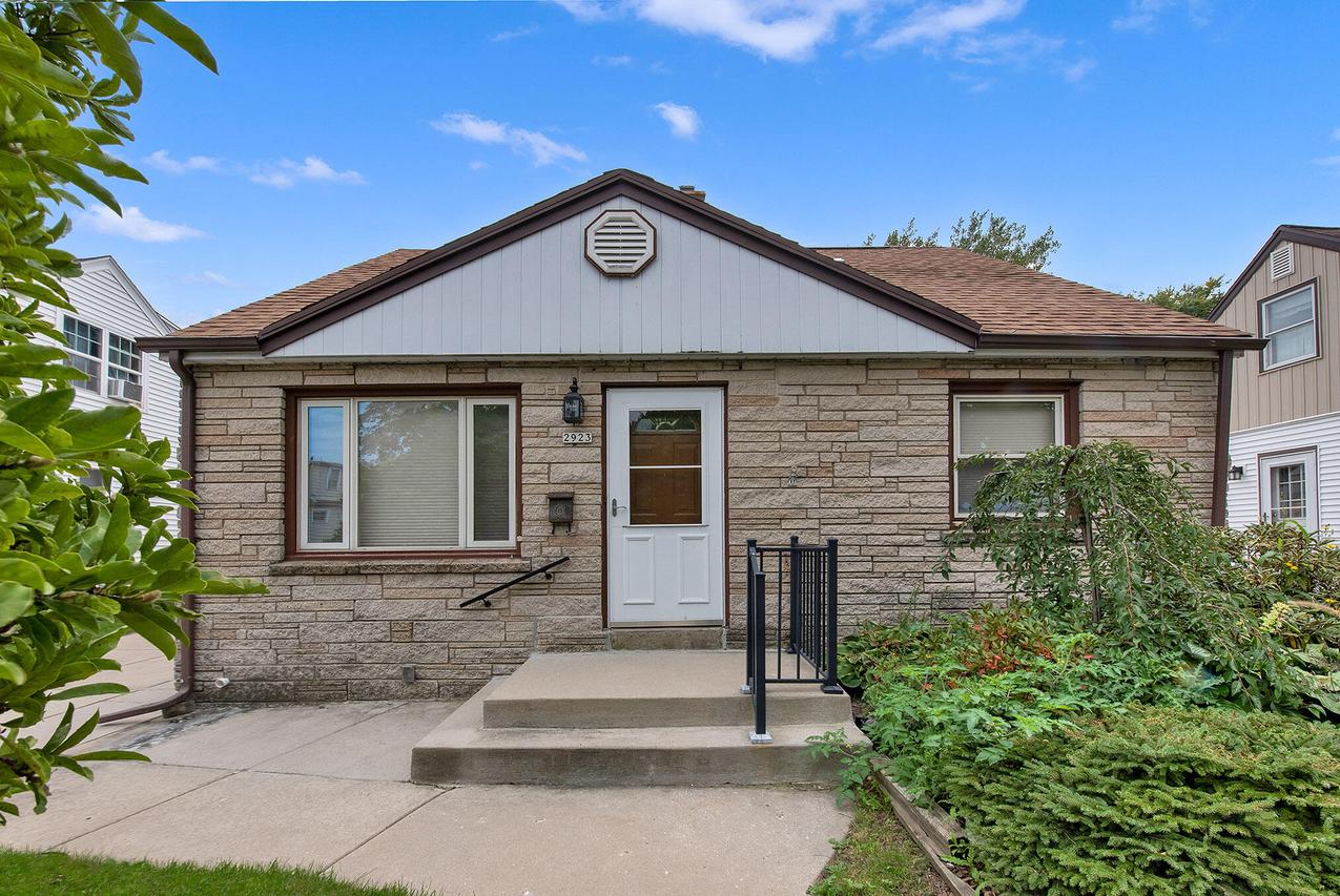 2923 E Cudhy Ave, Saint Francis, WI 53235