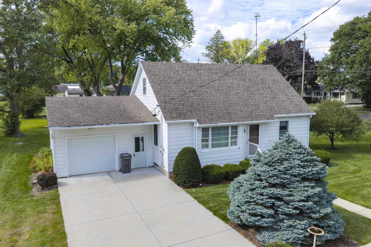 1502 River Dr, Watertown, WI 53094