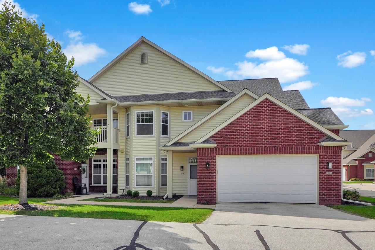 586 Grandview Ct #B, Pewaukee, WI 53072