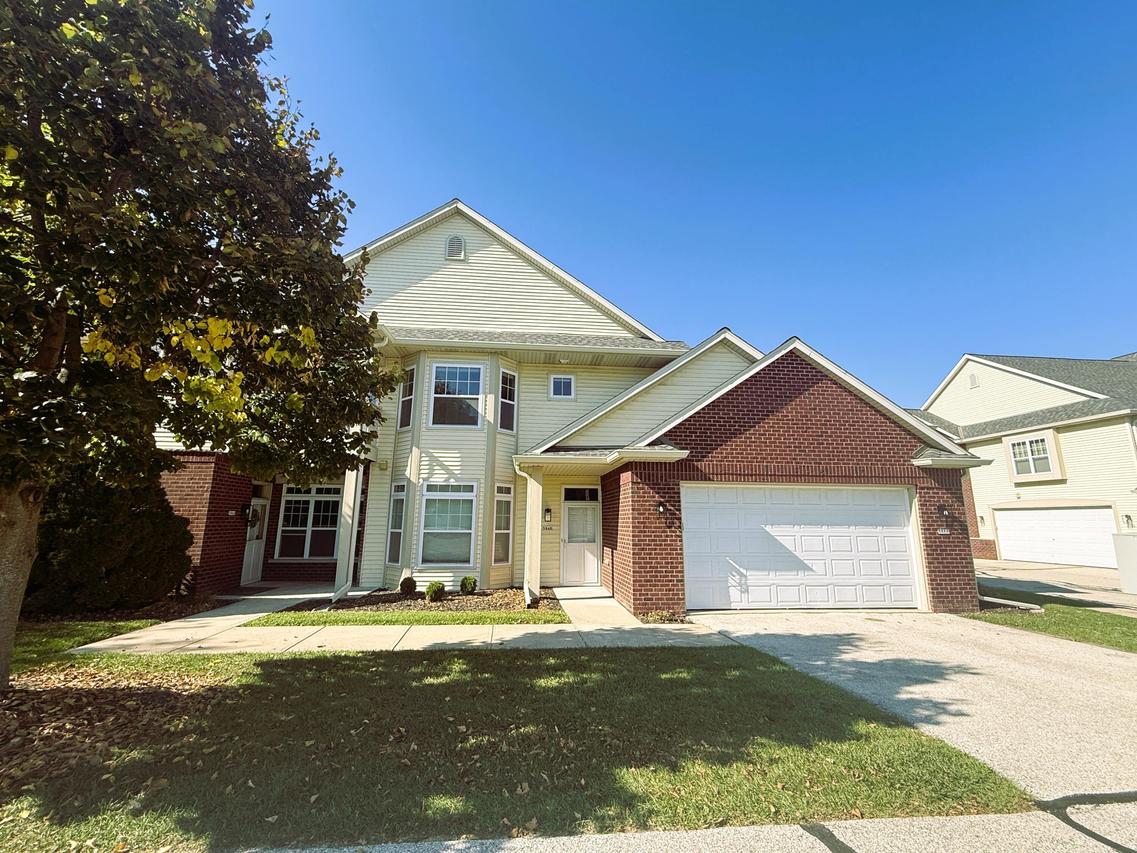 586 Grandview Ct #B, Pewaukee, WI 53072