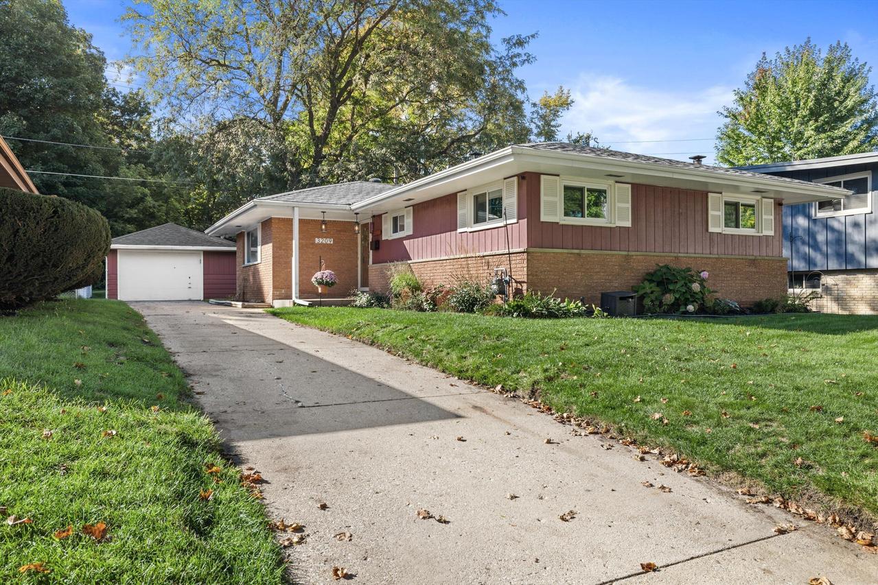 3209 E Denton Ave, Saint Francis, WI 53235