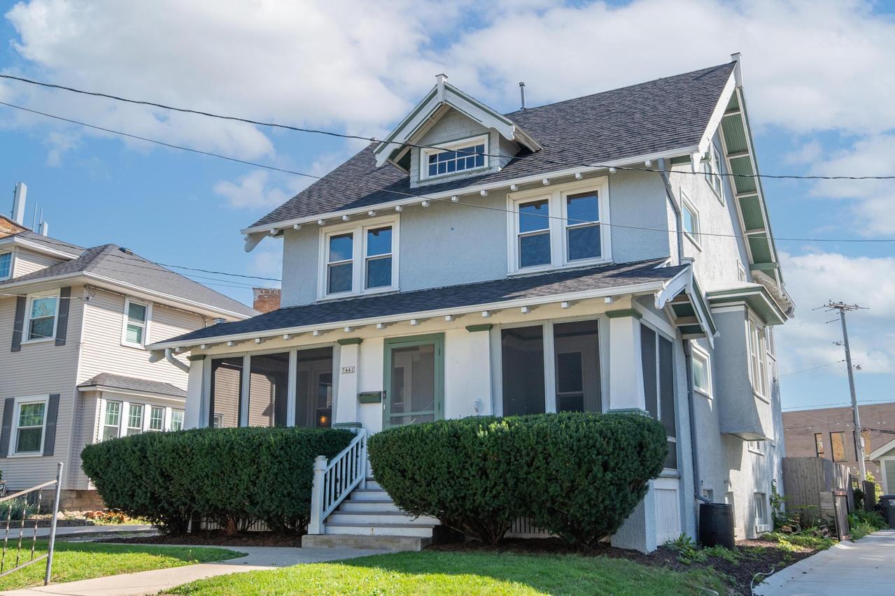 7441 Lincoln Pl, Wauwatosa, WI 53213