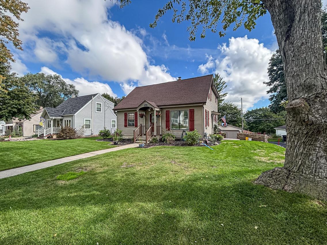 W164N8586 Hiawatha Ave, Menomonee Falls, WI 53051