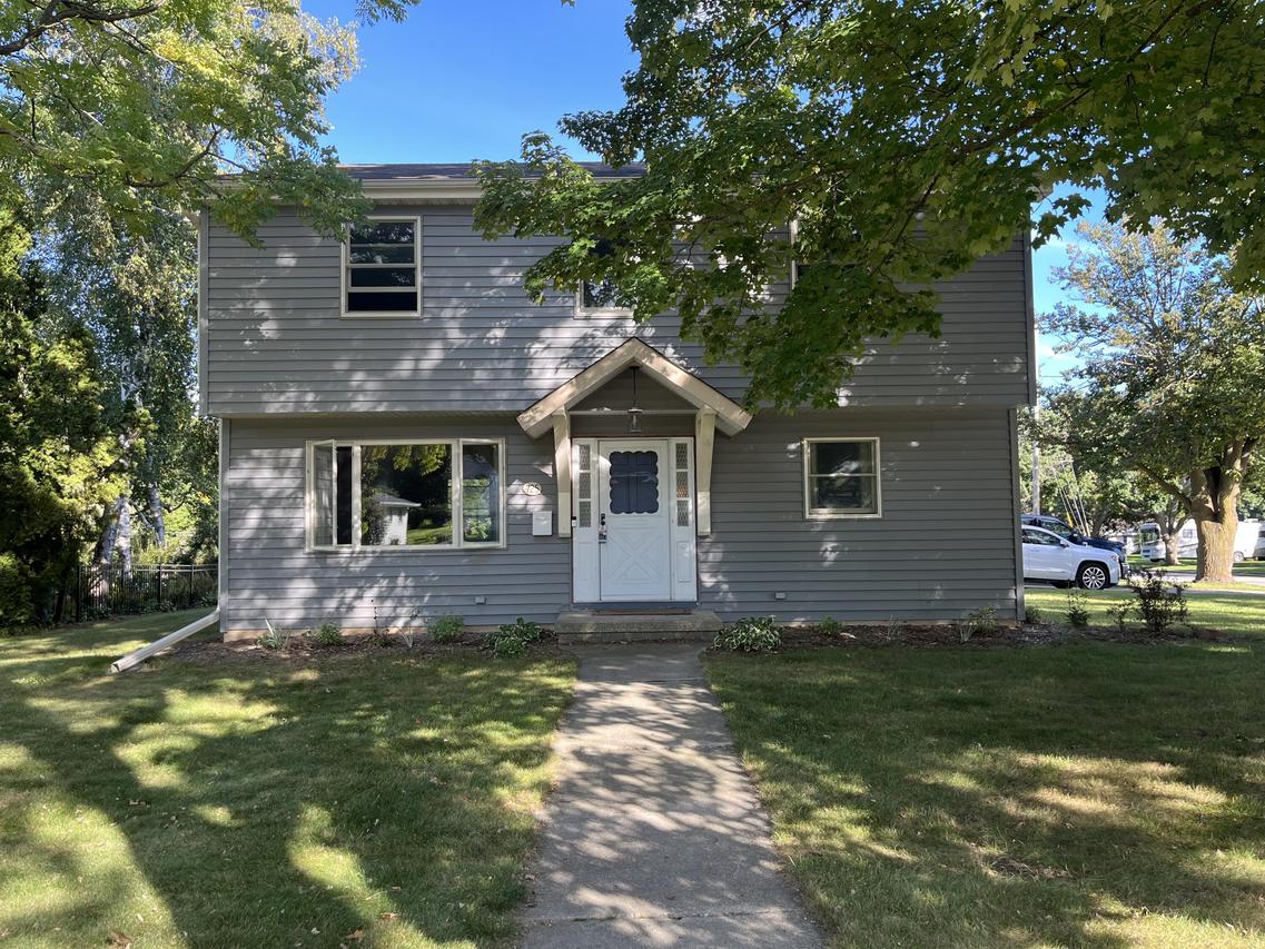 725 S Silverbrook Dr, West Bend, WI 53095
