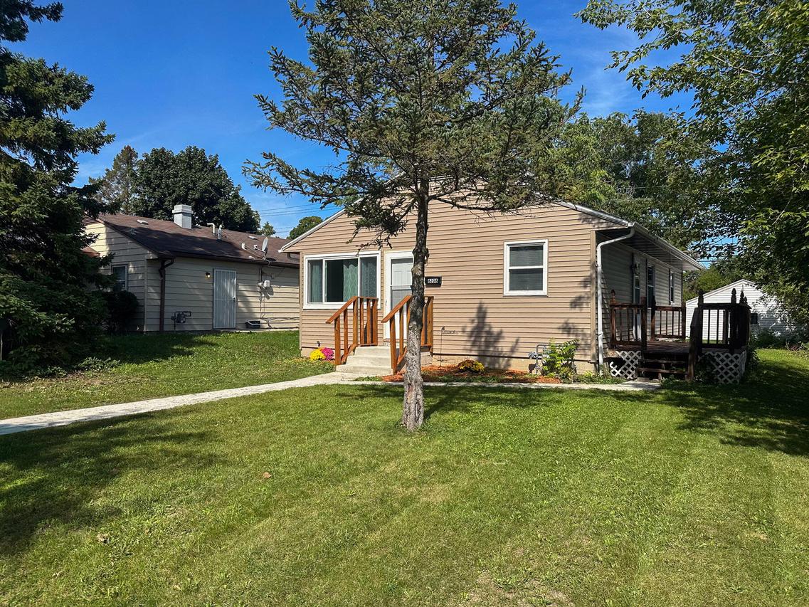 8208 W Keefe Ave, Milwaukee, WI 53222