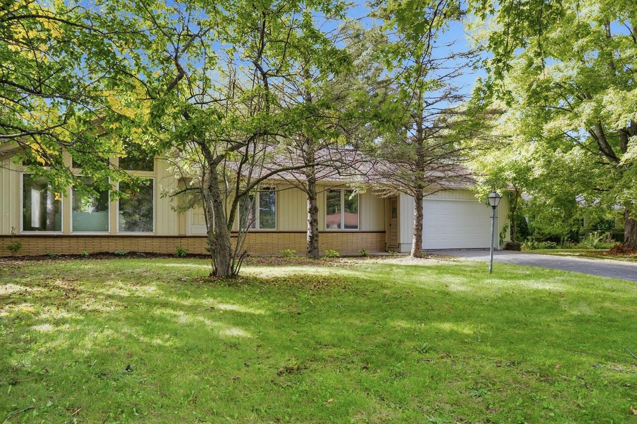 9015 N Iroquois Rd, Bayside, WI 53217