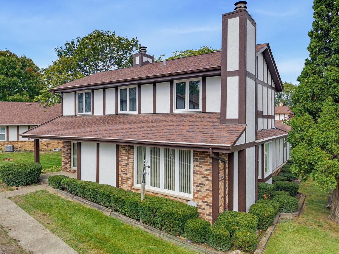 5309 S Somerset Ln, Greenfield, WI 53221