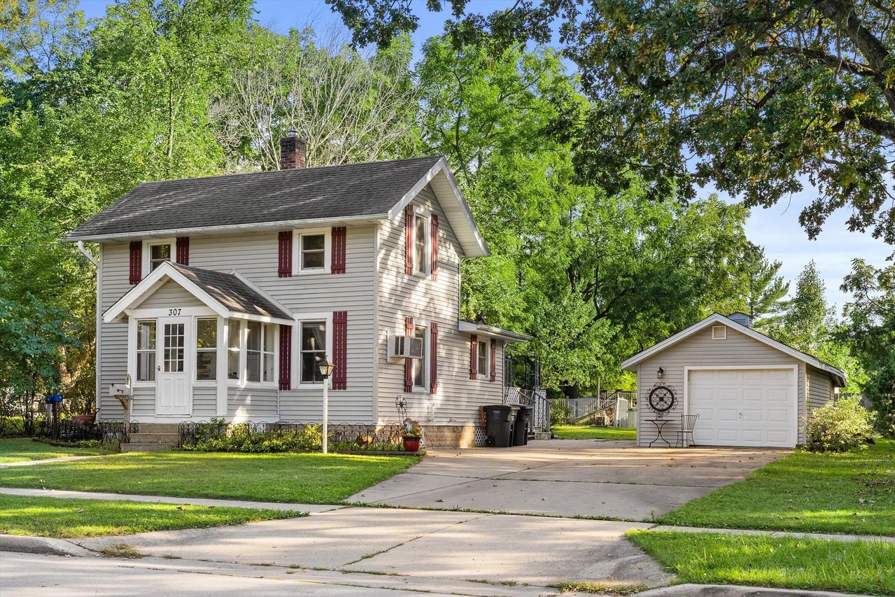 307 Lincoln Ave, Mukwonago, WI 53149