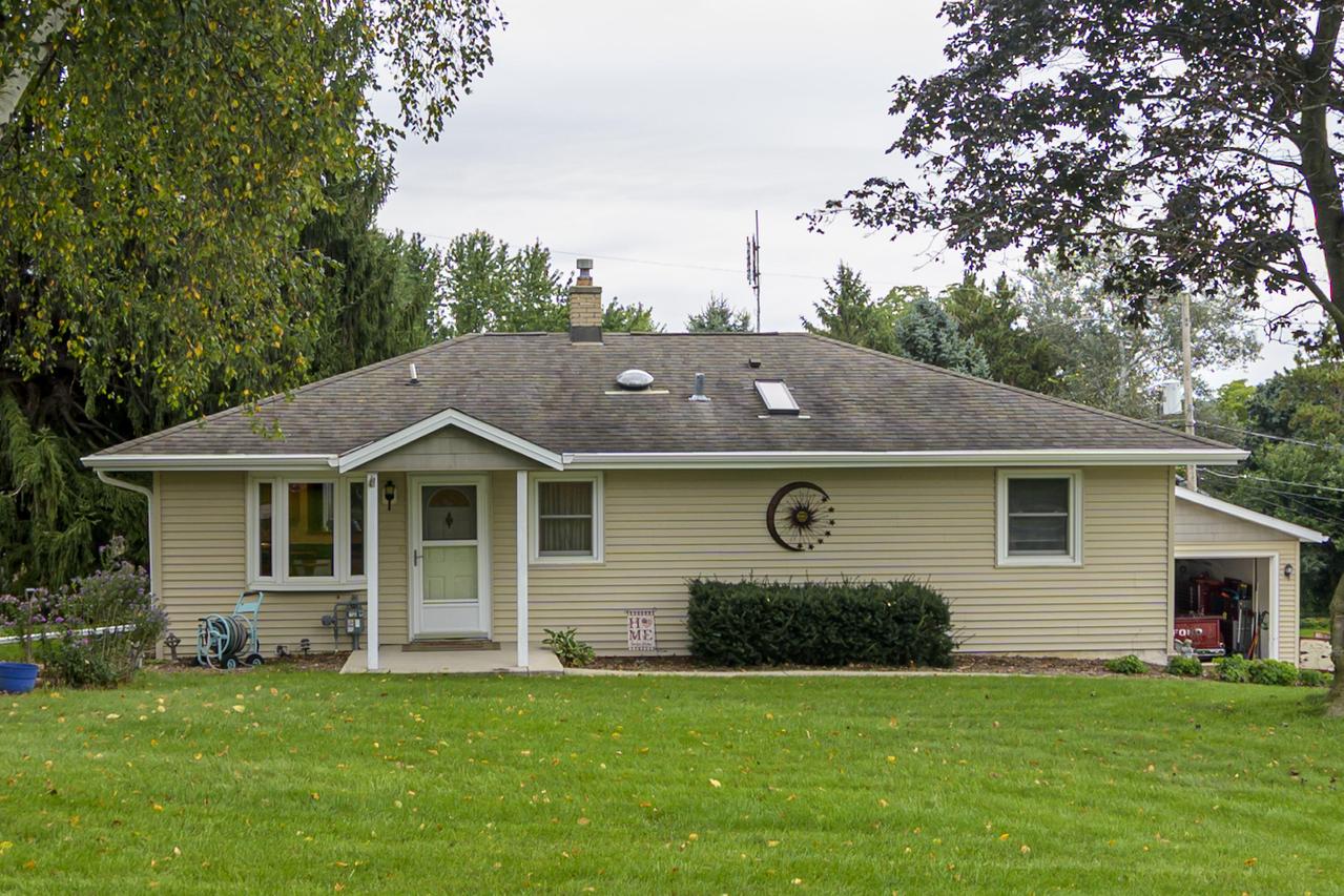 W262S3250 Ridge Rd, Waukesha, WI 53189