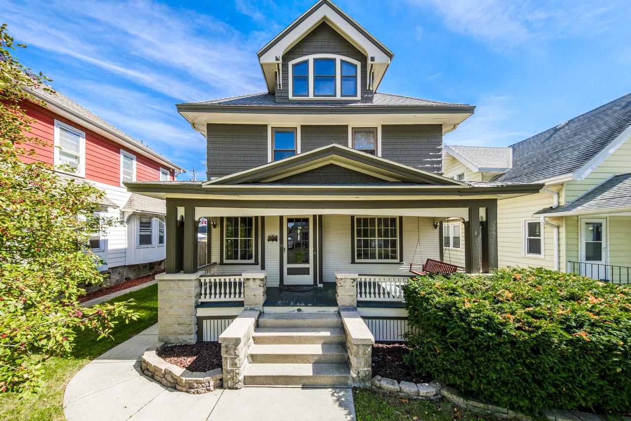 1574 S 79th St, West Allis, WI 53214