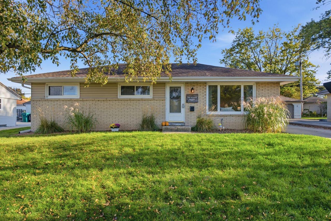 N85W15153 Macarthur Dr, Menomonee Falls, WI 53051