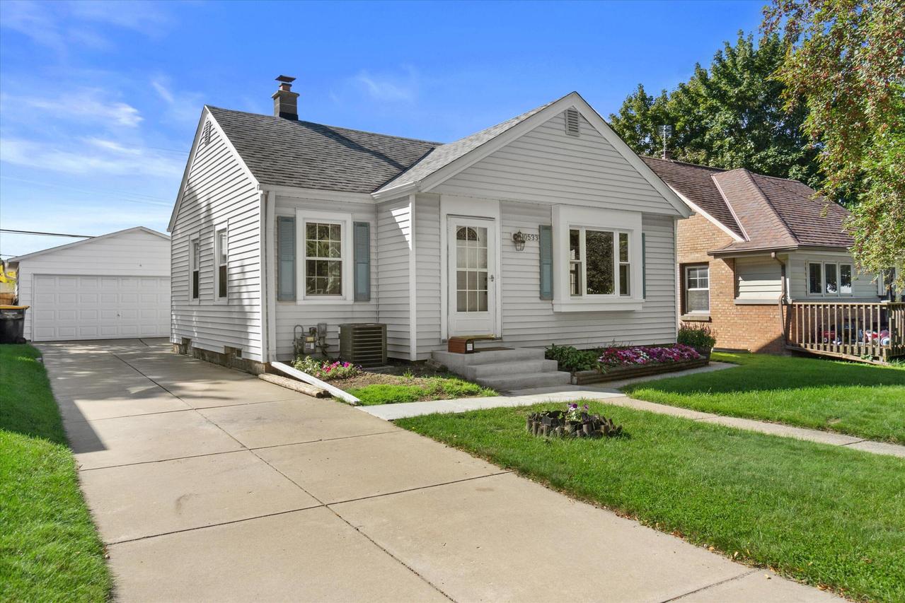 10533 W Everett Cir, West Allis, WI 53214