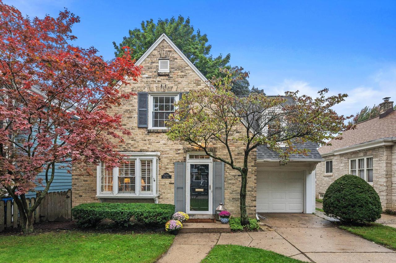 5259 N Kent Ave, Whitefish Bay, WI 53217