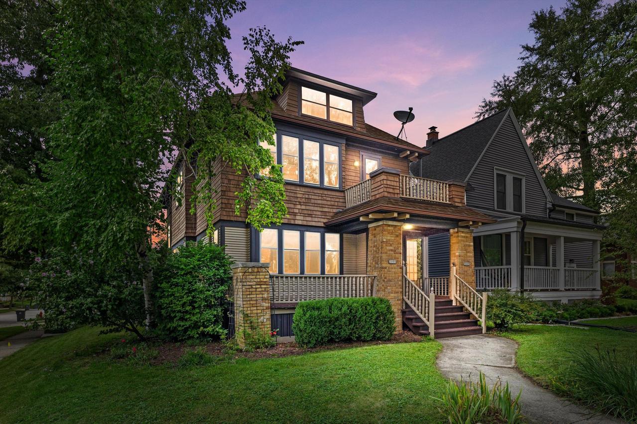 2000 E Kensington Blvd #2002, Shorewood, WI 53211