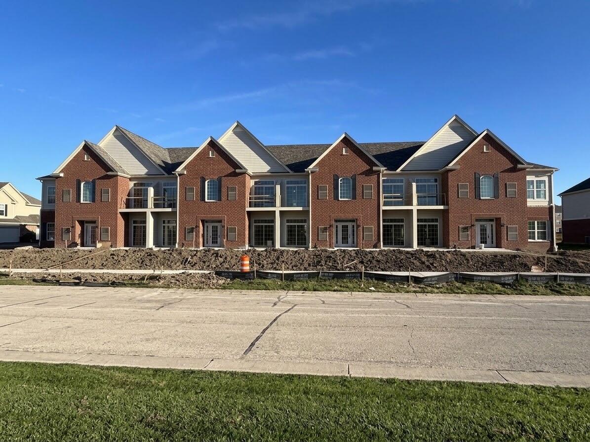 2384 W Colonial Woods Dr #103, Oak Creek, WI 53154