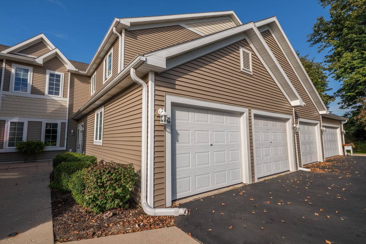 772 Bridlewood Dr #5103E, Hartford, WI 53027