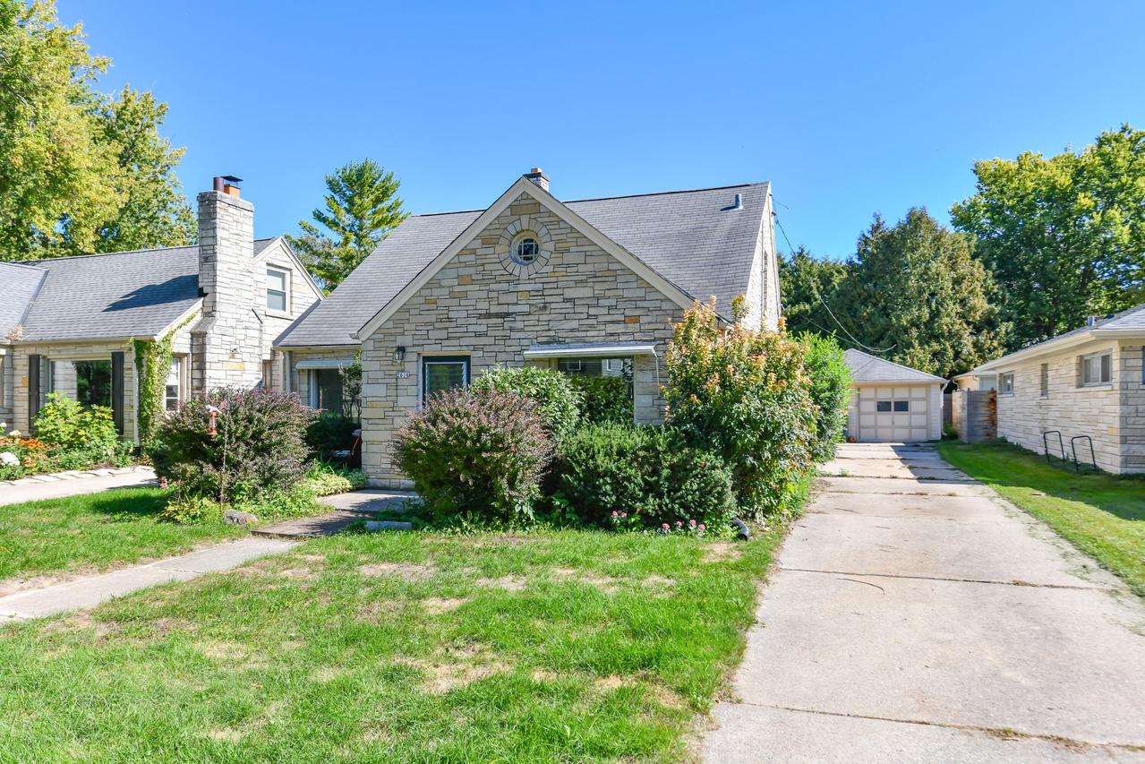 2616 N 96th St, Wauwatosa, WI 53226